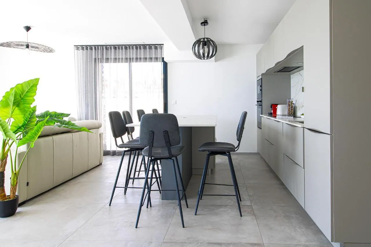 Select'Sohome - Appartement Pour 6 Personnes Sur La Plage De Cavaliere - Vue Mer - 4 Etoiles - Bluemoon Le Lavandou 0*,  France